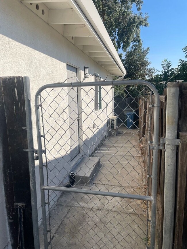 Building Photo - Charming and Upgraded ADU with separate entrance and ALL UTILITIES PAID!