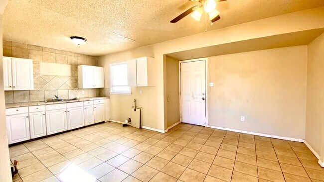 Building Photo - $0 First Month's Rent / $0 Deposit at Move-in