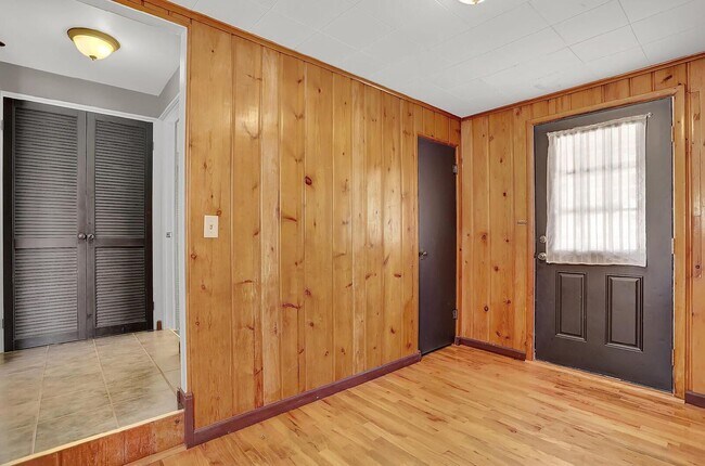 Building Photo - 623 Iowa Ave