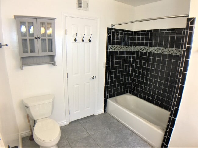 Building Photo - Spacious 4 Bed/2 Bath Spacious House for Lease in El Segundo