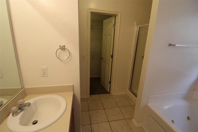 Building Photo - 2821 Edgemere Dr