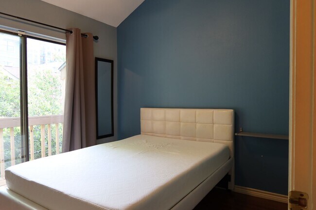 Building Photo - PEARL WEST CAMPUS - LOFTED 2BD / 1 BA - GATED - COVERED PARKING - WATER PAID