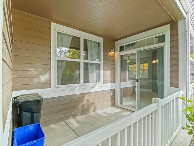 Building Photo - Charming 2 bed 2 bath Condo Near Centerra!