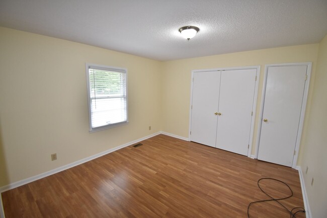 Building Photo - 4 Bedroom and 3 Bath Home- Vander