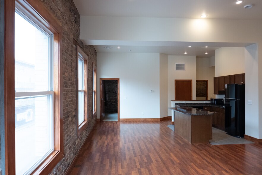 Building Photo - 418 Shelden Ave