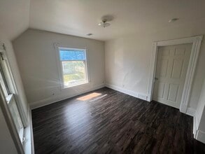 Building Photo - 922 S 74th St
