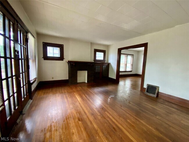 Building Photo - 400 Cloverdale Ave