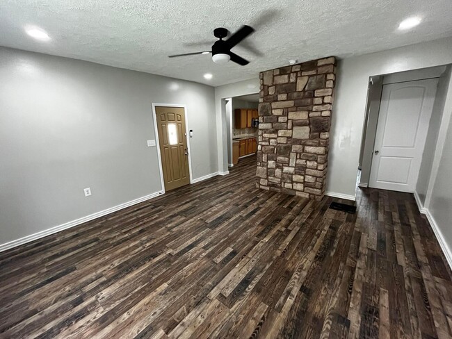 Primary Photo - 106 S Oakley Ave