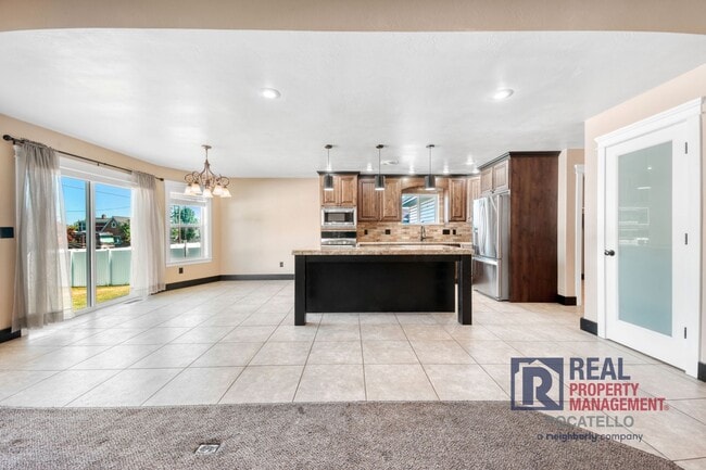 Building Photo - Beautiful - Elegant - 5 Bedrooms - 3 Car -...