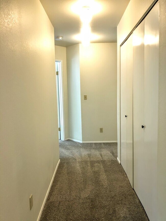 Building Photo - Spacious 2db, 2ba Condo Downtown Bellevue in Tranquil Setting