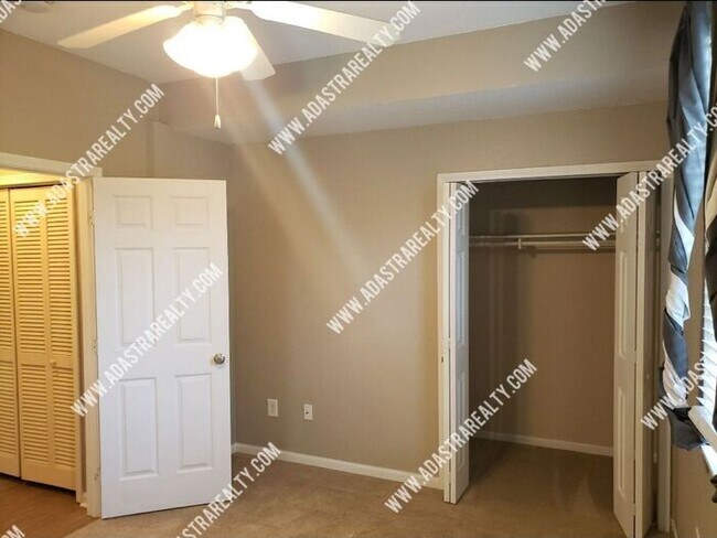 Building Photo - Spacious Remodeled 2 Bed/2 Bath in Lawrenc...