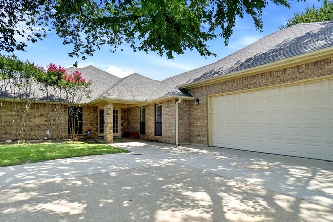 Building Photo - 2412 Emerald Cir