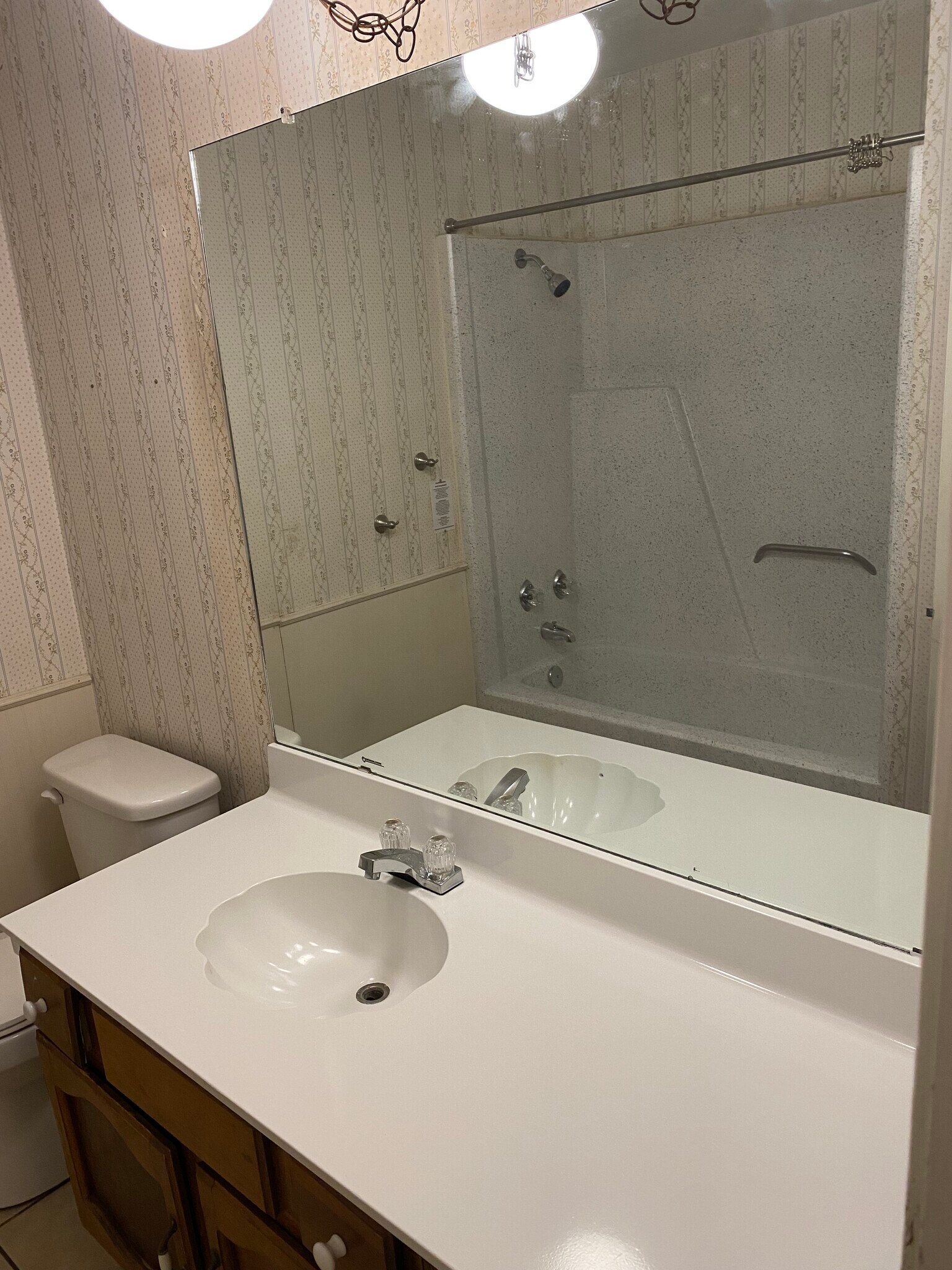 Guest Bathroom - 2027 Castle Gate Cir