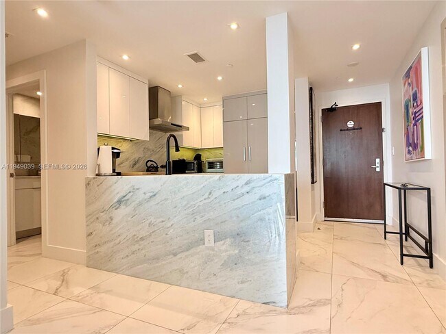 Building Photo - 225 Collins Ave