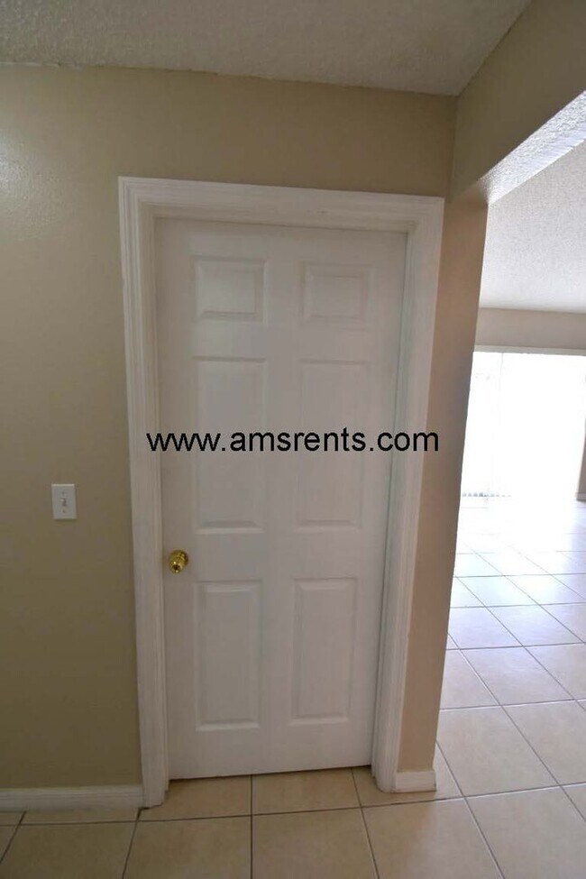 Building Photo - Spacious 3 bedroom 2 bath in Poinciana