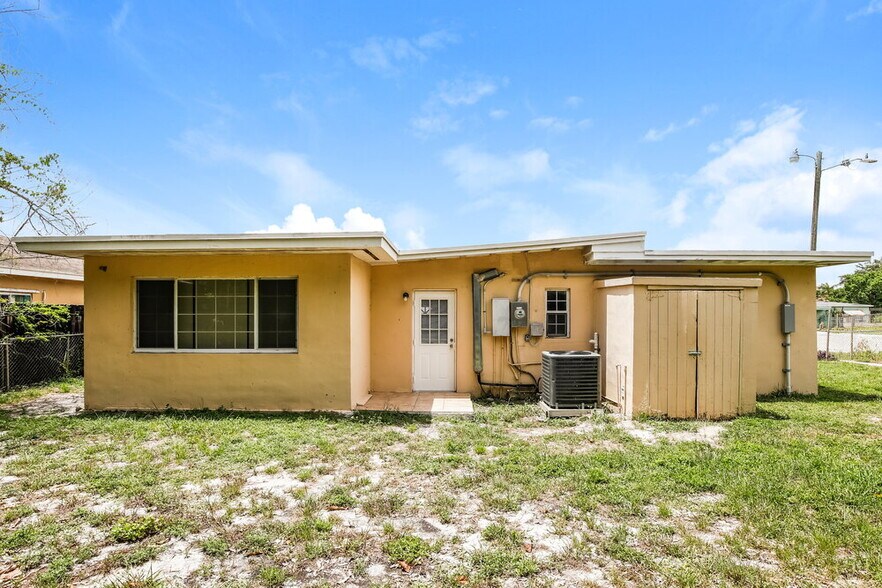 Building Photo - 1100 NW 143rd St