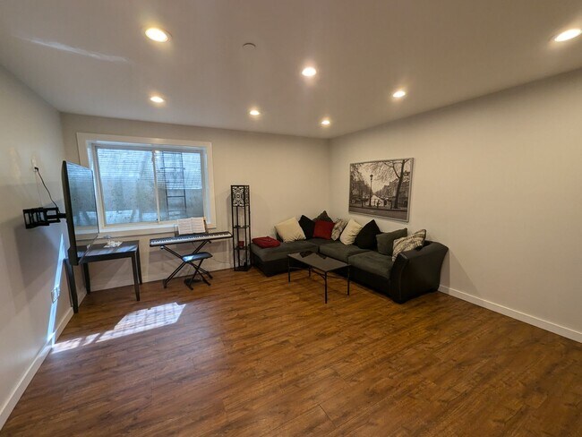 Building Photo - Stunning Home - Ludlow