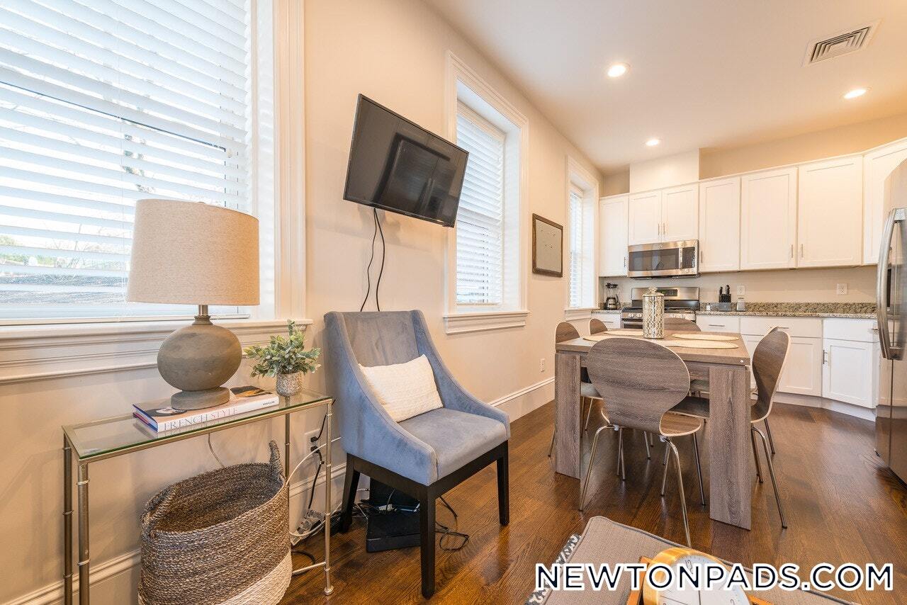 Building Photo - 2044 Beacon St