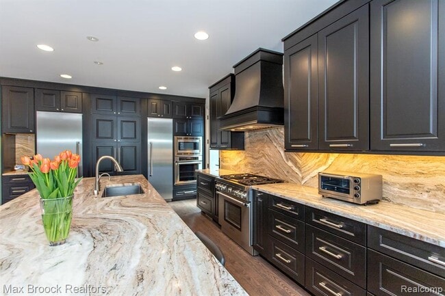 Building Photo - 25925 York Rd