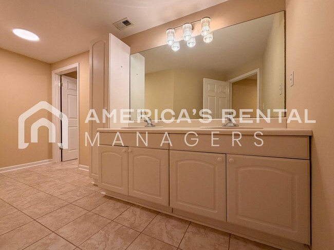 Building Photo - Spacious Five Bedroom Residence in Meadowbrook!