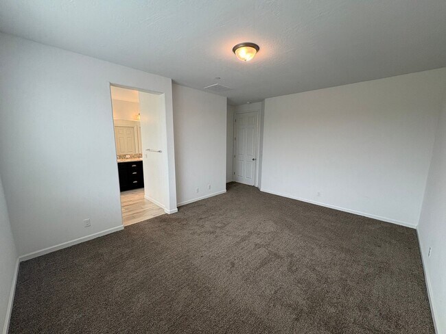 Building Photo - NW Visalia Home For Rent! Close to sports park & shopping centers!