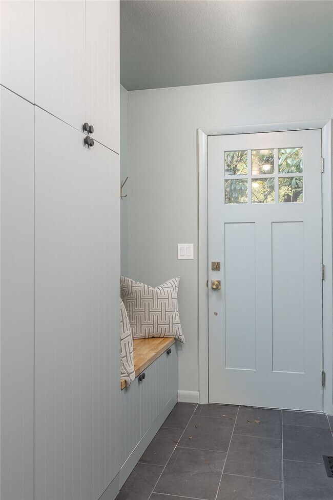 Building Photo - 884 Shrewsbury Ln