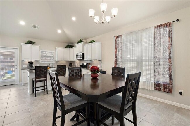 Building Photo - 601 Flag Ln