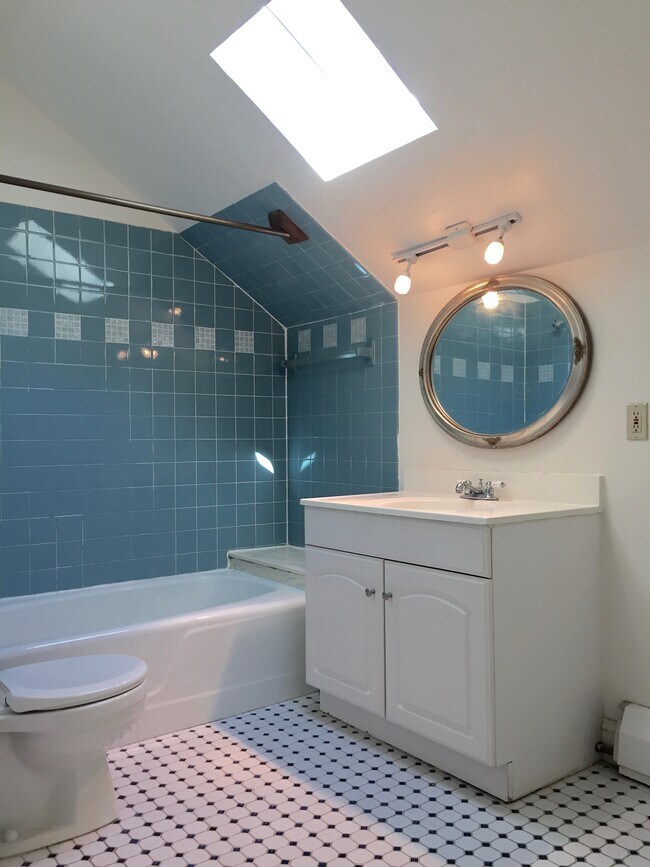 Bathroom with skylight - 2432 Stevens Ave