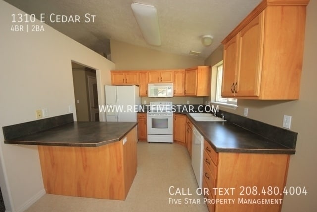 Building Photo - 1310 E Cedar St