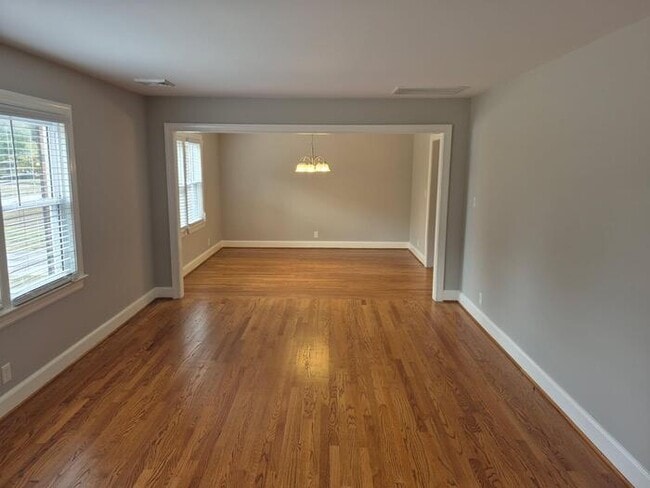 Building Photo - 3 Bedroom 2 Bath