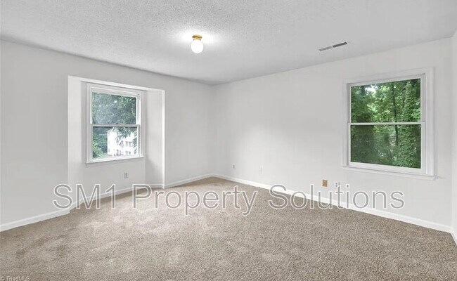 Building Photo - 2328 W Vandalia Rd