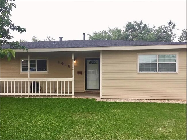 Primary Photo - 1418 Crescent Dr
