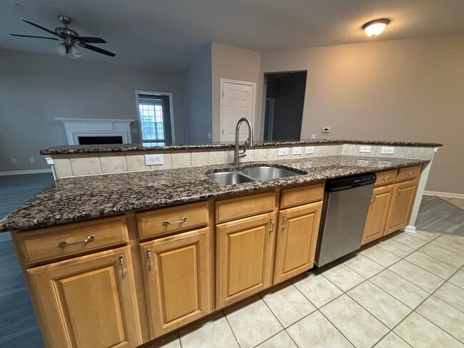 Building Photo - 3rd Level 3 Bedroom Condo in Ballantyne