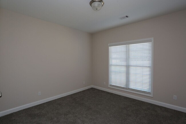 Building Photo - 3 Bedroom Brick House in SEB School District Available NOW