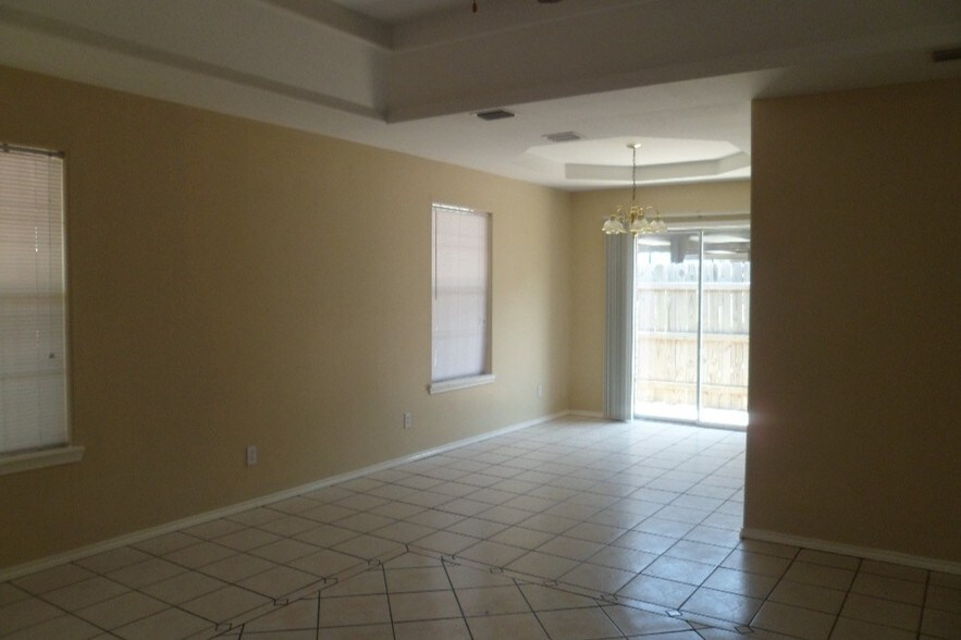 Primary Photo - 1014 Stonehaven Blvd