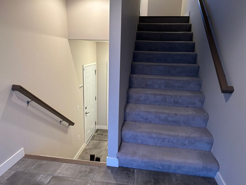 Building Photo - 300 Clark Dr