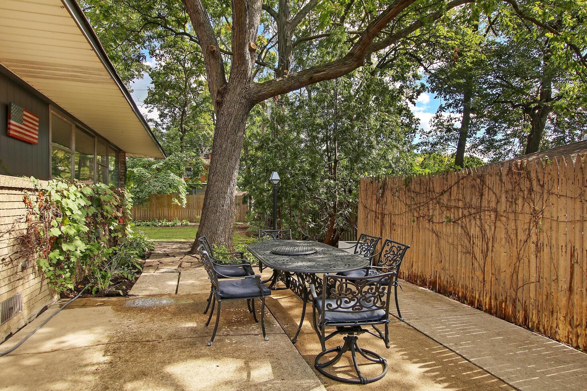 Building Photo - 435 Lynn Terrace