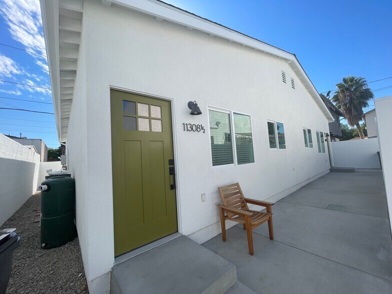 Front - 11308 Emelita St