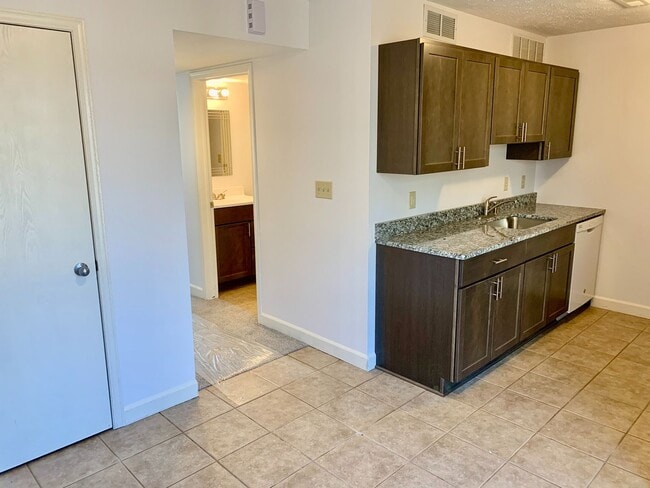 Building Photo - 3 Bedroom 2 bath TownHome