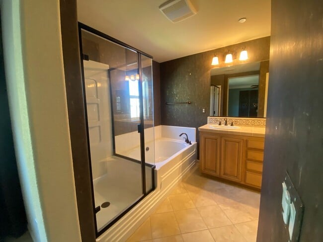 Building Photo - Spacious 2BD Condo with Loft & 2-Car Garage Near Intel and Willow Hill Park