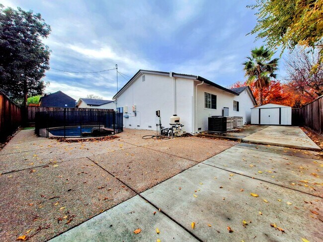 Building Photo - Beatifully Remodeled 3bd Single Story Hous...