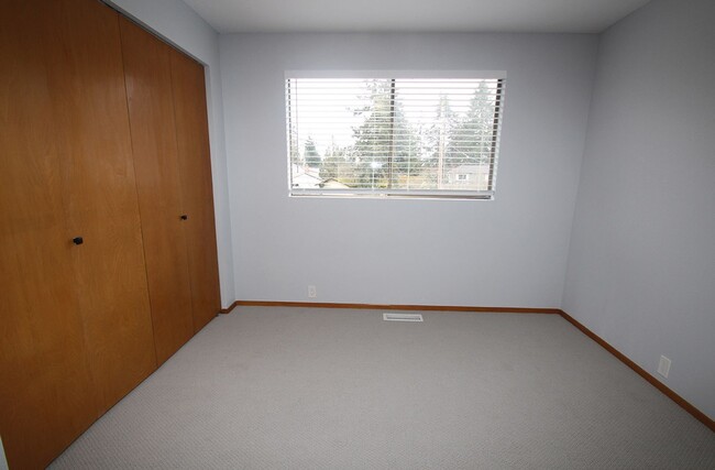 Building Photo - FULLY RENOVATED 3 BED, 2 BATH BELLEVUE HOM...