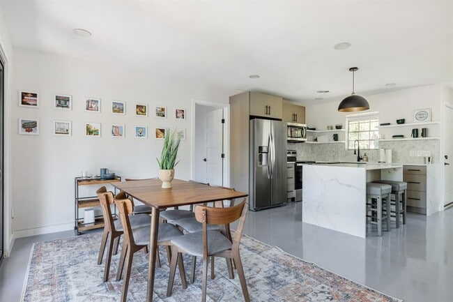 Building Photo - 2405 Trafalgar Dr