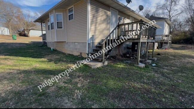 Building Photo - 406 S 3rd St