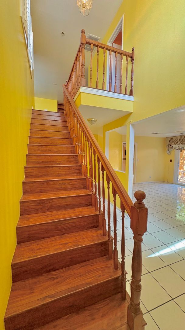 Building Photo - Spacious and bright Hawthorne front house