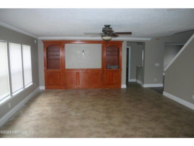Building Photo - Beautiful, spacious 5/3 home