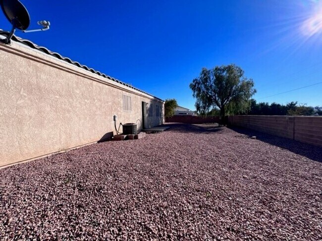 Building Photo - Silver Sands Community Home with fenced Yard 2BR plus bonus area