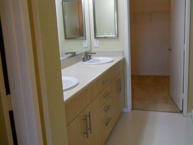 Building Photo - Beautiful 2 bedroom 2 bath town home plus ...