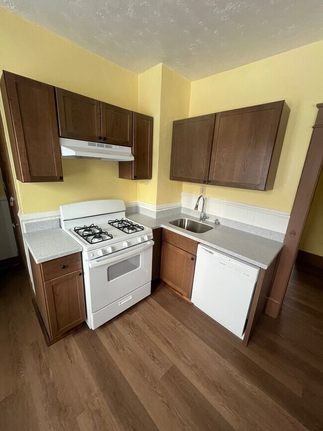 Building Photo - 330-32 PARADE