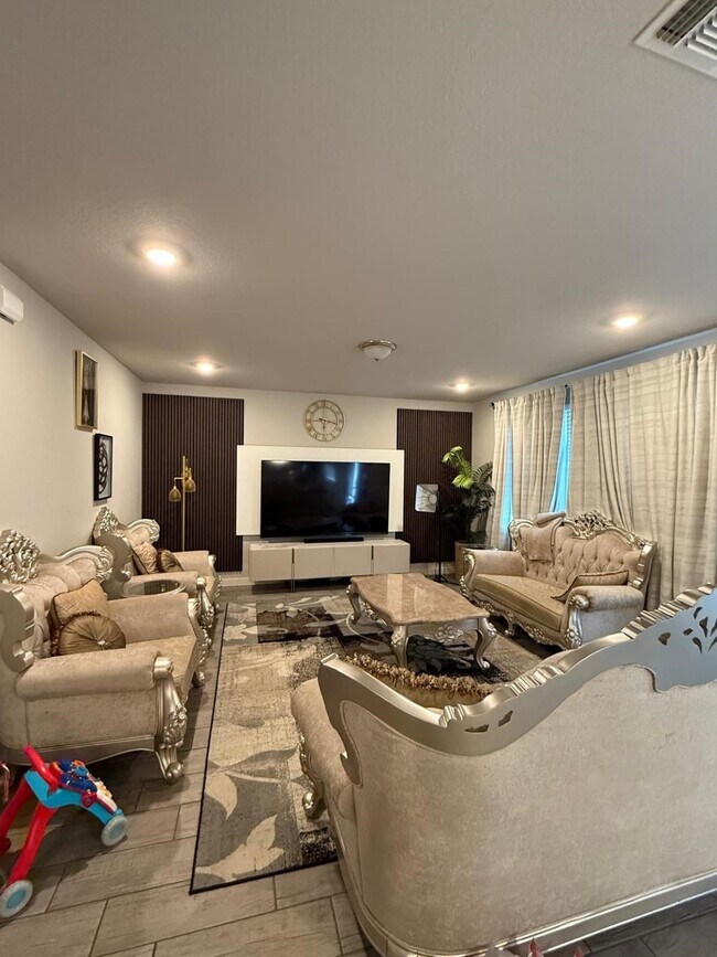 Building Photo - 740 Ft Leonard